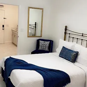 , 5 Min Away From Airport. Apartment